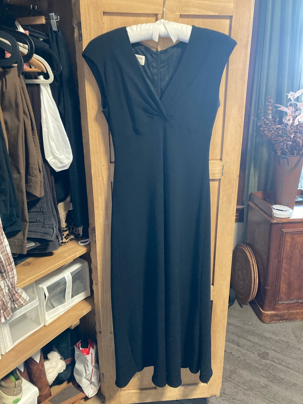 Jones New York Black V-Neck Cap Sleeve Maxi Dress